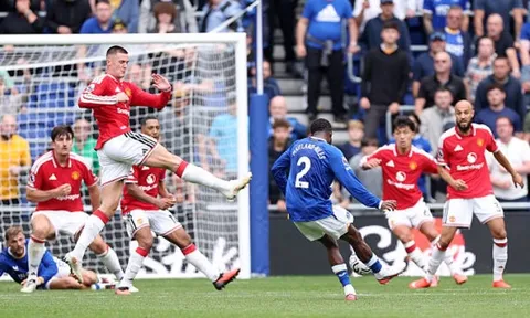 Hàng thủ 'không đến nỗi tệ' đang kéo lùi Man Utd