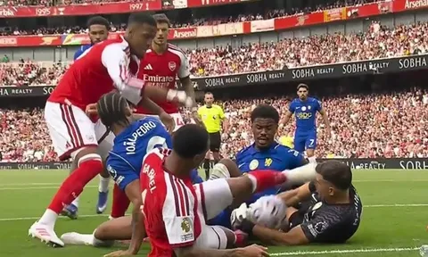 Gabriel thoát thẻ đỏ dù đá vào mặt Martinez tại Emirates