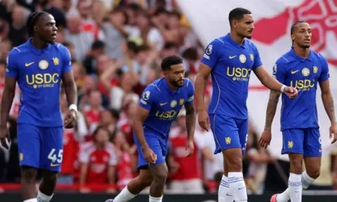 Gary Neville chỉ trích hàng thủ Chelsea thi đấu rời rạc trước Arsenal
