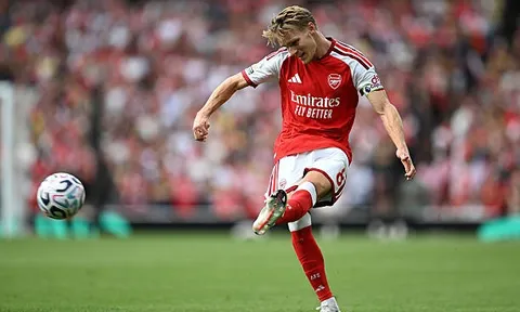 Odegaard tái hiện thời khắc Bergkamp tại Arsenal