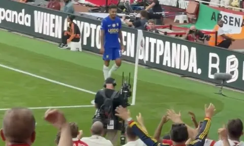 Rời sân, Rogers bị fan Arsenal chế giễu vì chọn Chelsea