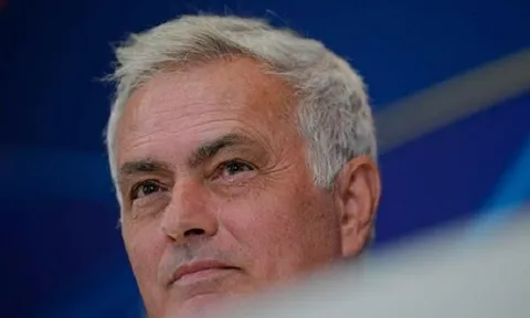 Mourinho thích thú nhận quà vòi phun nước trước trận gặp Inter