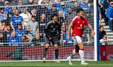 Gary Neville chỉ trích sự chủ quan của hàng thủ MU