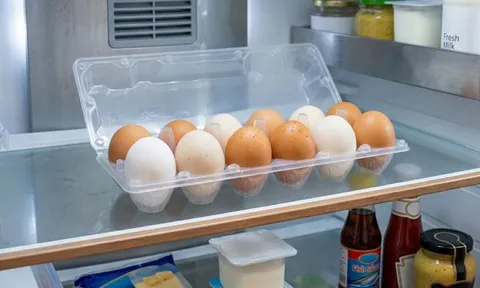 Cảnh báo quan trọng với những nhà có thói quen để trứng ở cánh cửa tủ lạnh