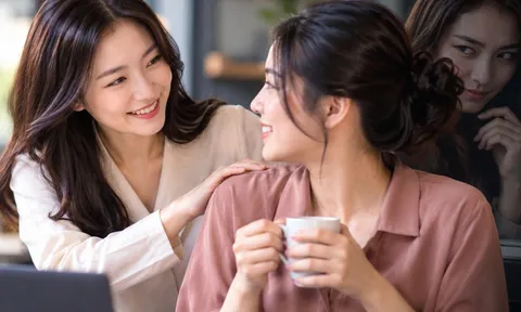  Người luôn tỏ ra tốt với bạn nhưng có 3 biểu hiện này: Càng thân càng nên đề phòng