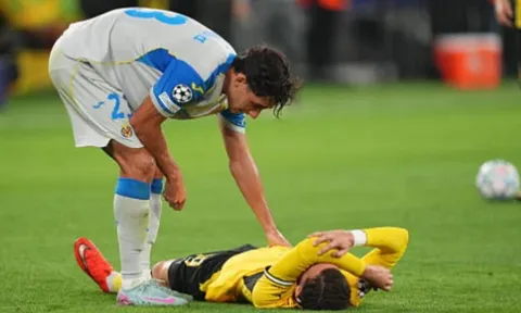 Đổ gục xuống sân, sao trẻ Borussia Dortmund nhập viện khẩn cấp