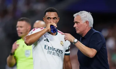 Mourinho khen ngợi Alexander-Arnold trong vai trò tiền vệ