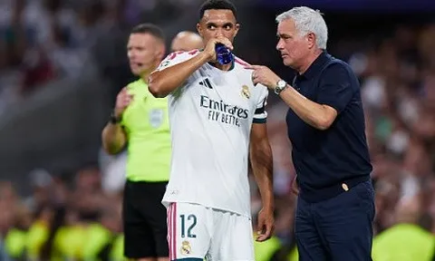 Màn trình diễn của Alexander-Arnold khiến Mourinho ''đau đầu''