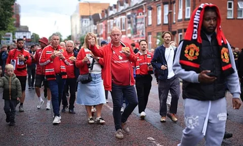 CĐV MU nổi giận biểu tình trước đại chiến Man City