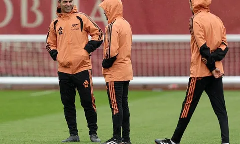 Arsenal có đang áp dụng chiến thuật chạy cánh dị biệt của PSG?