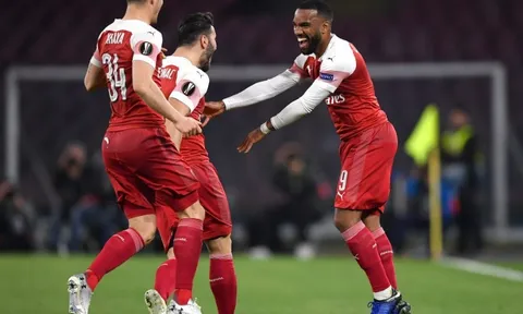 Arsenal dùng bộ trang phục lạ mắt đấu Napoli tại Champions League