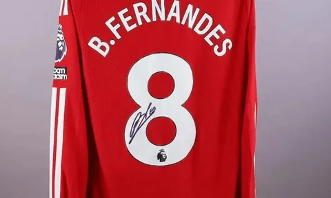 Áo đấu trận Bruno Fernandes lập hat-trick được MU bán với mức giá khó tin