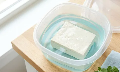 Cách bảo quản đậu phụ cả tuần vẫn thơm ngon, không bị chua