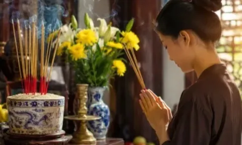 Văn khấn cúng mùng 1 tháng 8 năm Bính Ngọ, 3 khung giờ đại kỵ không thắp hương ngày đầu tháng để tổ tiên phù hộ