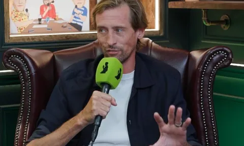 Peter Crouch chốt tỷ số 1-0 cho Man City ở derby