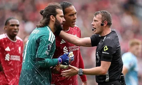 Alisson Becker bị phạt 8.000 bảng vì đá bảng trọng tài
