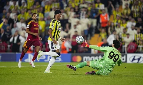 Roma đánh rơi chiến thắng trên sân của Fenerbahce