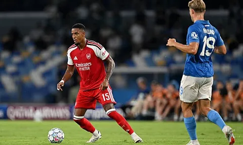 Ezri Konsa giúp Arsenal quên đi sự vắng mặt của Saliba
