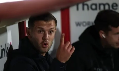 Phản ứng gay gắt, Jack Wilshere bị truất quyền chỉ đạo