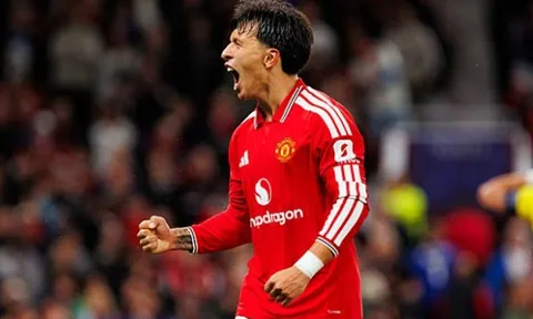 Carragher nhận sai, Martinez đáp trả đầy ẩn ý