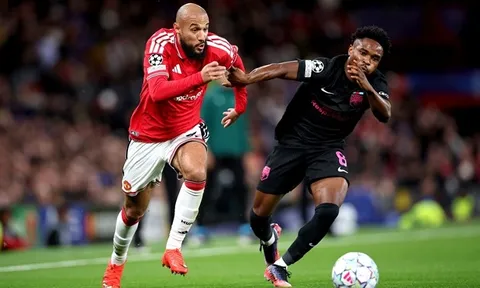 Vì sao Carrick phải loại Mazraoui ở trận derby Manchester?