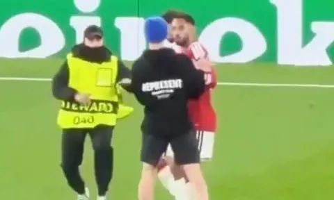 Matheus Cunha bị fan cuồng áp sát sau trận Man United thắng Sabah
