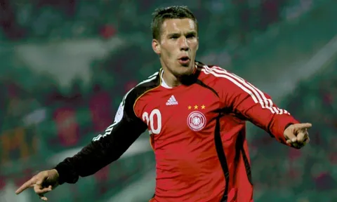 Cú sút trái phá của biểu tượng thế hệ Đức Lukas Podolski