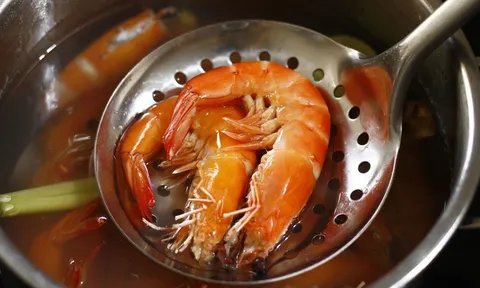 Luộc tôm đỏ au, ngọt thịt, không tanh: Nên dùng nước nóng hay nước lạnh?