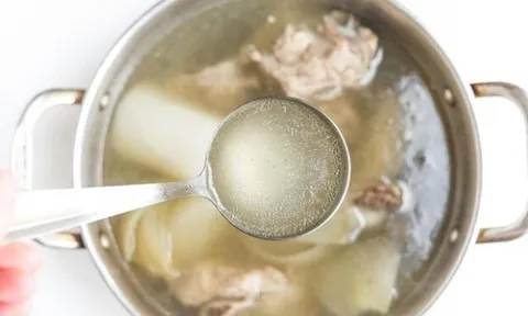 Hầm xương thường xuyên mà nước vẫn đục, đầu bếp mách thêm 2 bước này, canh trong veo, thơm ngậy