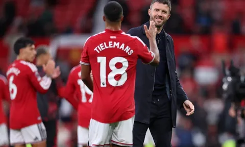 Mặc Carragher chê bai, MU vẫn đặt trọn niềm tin vào Carrick