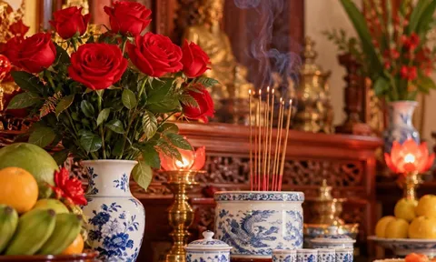 Ai hay thắp hương hoa hồng nhớ điều này, kẻo vô tình phạm điều kiêng kỵ trên ban thờ
