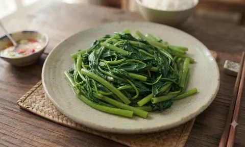Luộc rau muống chỉ bỏ nước lạnh thôi là dại: Thả thêm thứ này vào rau xanh mướt giòn sần sật