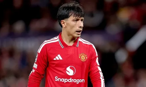 Lisandro Martinez tố VAR mắc sai lầm ở trận derby Manchester