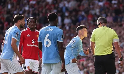 Keane phản pháo Neville vụ Bruno bẫy thẻ Foden