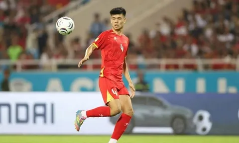 Hai VĐV cầm Quốc kỳ Việt Nam tại khai mạc ASIAD 20