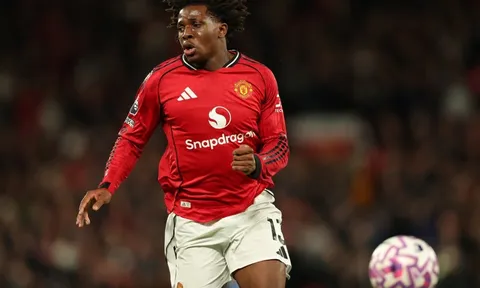 CĐV MU vùi dập Dorgu sau trận thua Man City