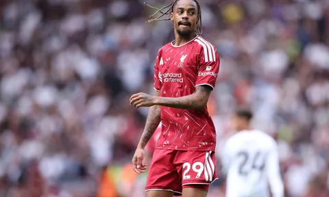 Petit cảnh báo Barcola về áp lực giá tiền tại Liverpool