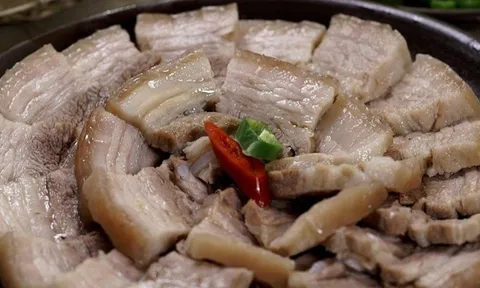 Cách luộc thịt lợn mềm mọng, không hôi