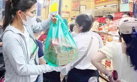 Người dân Hà Nội tranh thủ đi mua bánh trung thu, thị trường online nhộn nhịp, giá cả bình ổn