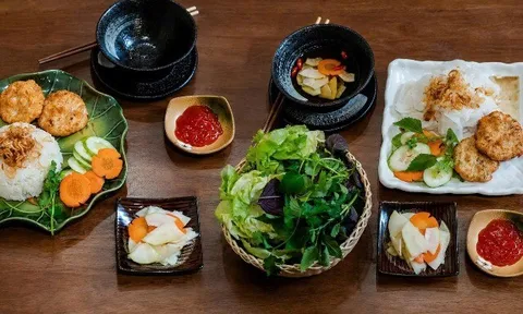 Chả mực Hạ Long ăn cùng Xôi nếp, Bánh cuốn hay Cơm trắng: Đâu mới là "chân ái" cho bữa ăn hiện đại?