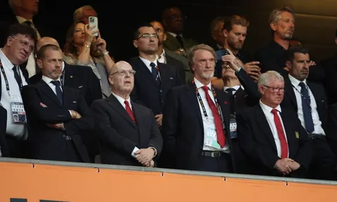 Fan MU biểu tình dữ dội, Ratcliffe phải lén vào Old Trafford