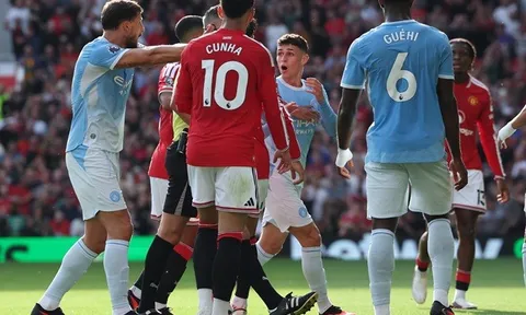 Mùa giải của Phil Foden có thể sớm chệch hướng sau tấm thẻ đỏ trước MU