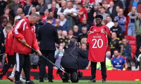 Hé lộ thời điểm Carlos Baleba ra mắt Man United