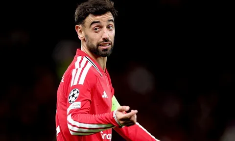 Michael Owen nói rõ điều MU phải làm với Bruno Fernandes