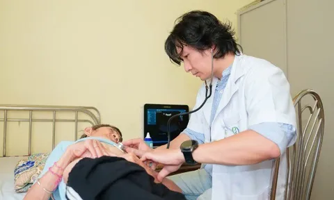 Mệt mỏi nhưng âm thầm chịu đựng vì ngại làm phiền các con, người phụ nữ sau đó phải nhập viện vì đột quỵ
