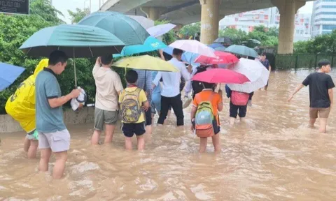 Hà Nội ngập sâu sau đêm mưa lớn: Phụ huynh cõng con tới trường, dân công sở di chuyển 2 tiếng cho đoạn đường 1km