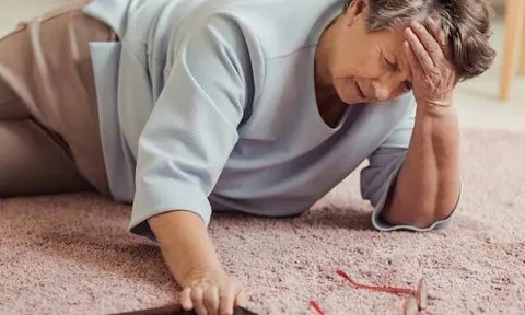 Mệt mỏi nhưng âm thầm chịu đựng vì ngại làm phiền các con, người phụ nữ sau đó phải nhập viện vì đột quỵ
