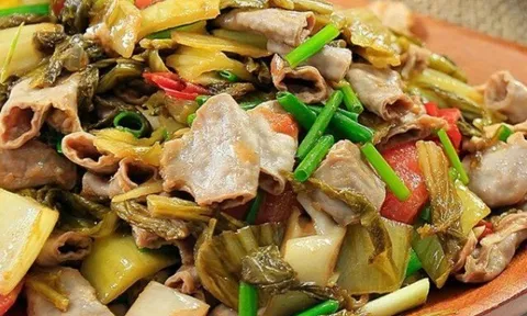Cách làm lòng xào dưa giòn ngon, thơm, sạch mà không hề bị dai nhách cho ngày mưa gió