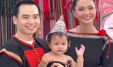 Con gái H'Hen Niê về quê ngoại Đắk Lắk làm tiệc thôi nôi, em bé Ê Đê gây bất ngờ với màn "đoán tương lai"
