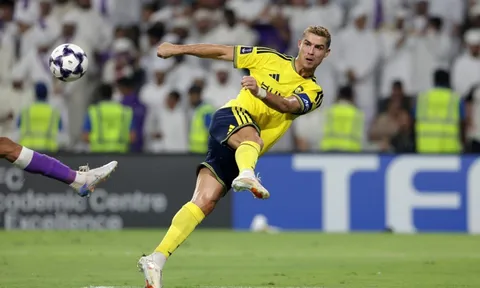 HLV Postecoglou "nổi đóa" với phóng viên, bảo vệ Ronaldo sau thảm bại của Al-Nassr